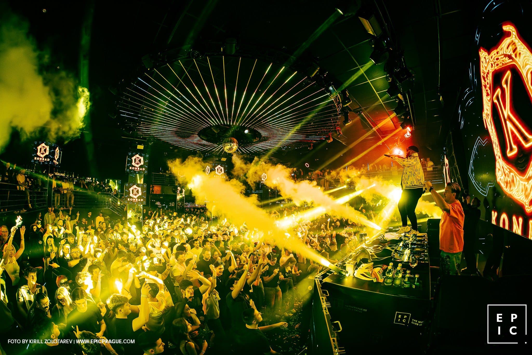 Armando performing at EPIC Prague under gold lighting